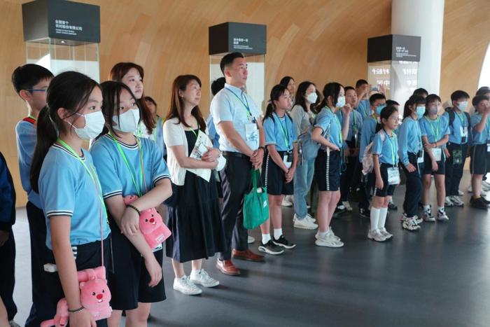 深港两地学子同堂上课！翻身实验学校（东校区）姊妹学校师生到访开展教研交流