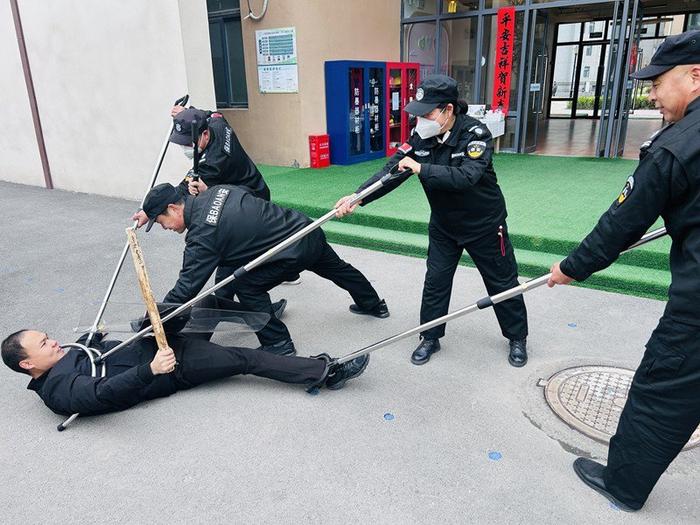 警幼零距离 安全伴成长 郑州市二七区实验幼儿园滨河路园开展社区民警进校园活动