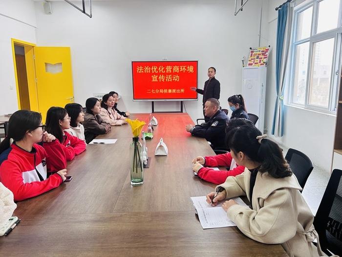 警幼零距离 安全伴成长 郑州市二七区实验幼儿园滨河路园开展社区民警进校园活动