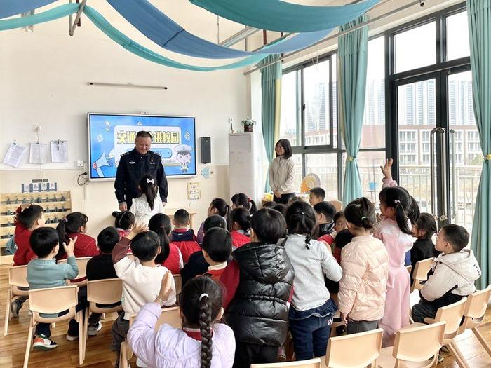 警幼零距离 安全伴成长 郑州市二七区实验幼儿园滨河路园开展社区民警进校园活动