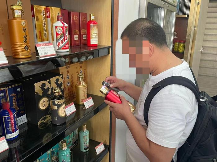 九号查酒│巧探门店暗阁，南山区这两家商行被查出大量“假酒”！