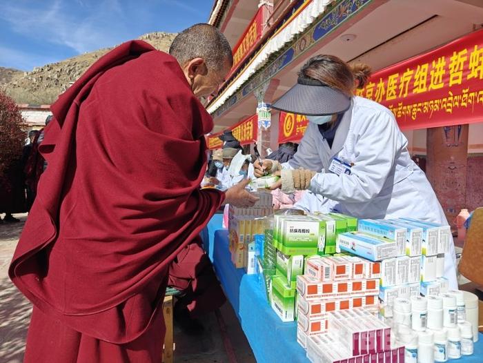 西藏自治区人民政府驻北京办事处组织首都医疗专家赴哲蚌寺开展义诊