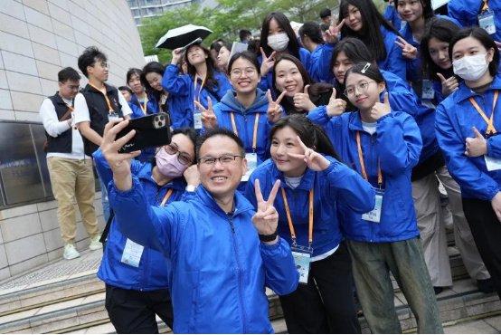 多批香港市民抗议美粗暴干涉香港事务丨香港一日