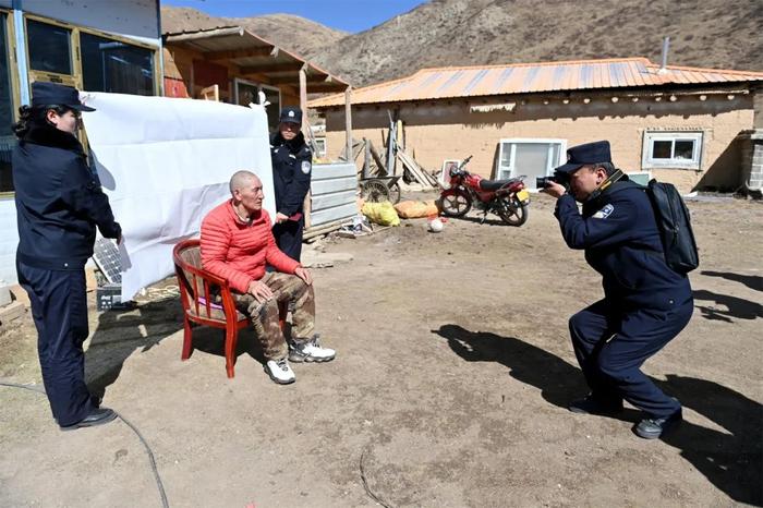 走村入户、登门服务、排忧解难……他们是金马草原上的“背包警察”