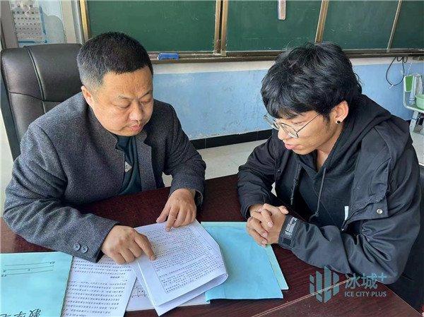 “我坚守到最后一名学生毕业” | 一位乡村教师在三尺讲台25年的坚守