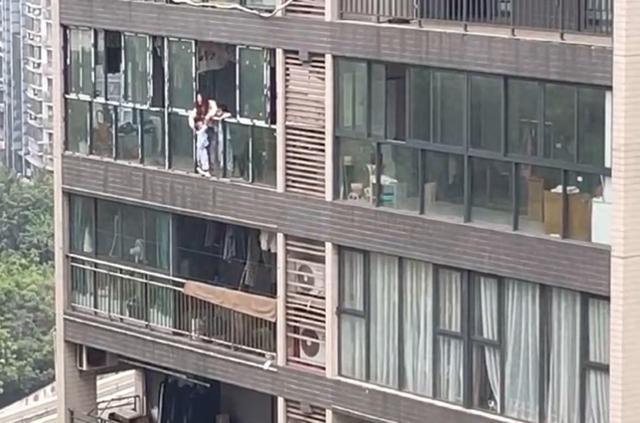网传重庆一女子将幼童从高楼扔下 辖区派出所：警方已赴现场，具体情况正在调查