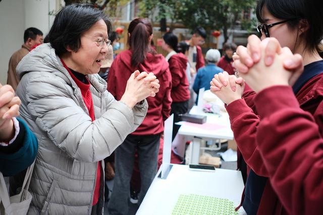 交大医学院服务队携手思南健康学堂在山北小区如意里开展学雷锋春日健康义诊活动