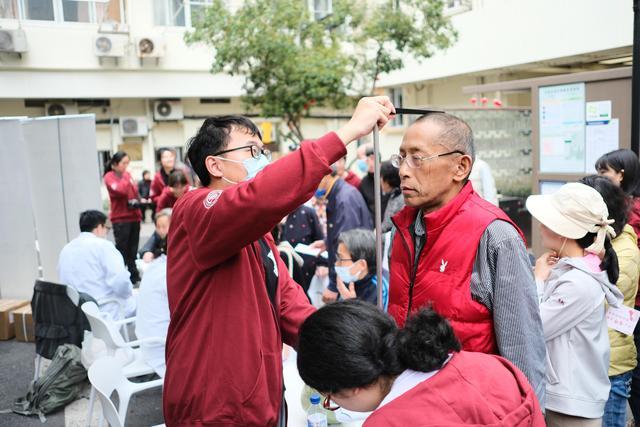 交大医学院服务队携手思南健康学堂在山北小区如意里开展学雷锋春日健康义诊活动