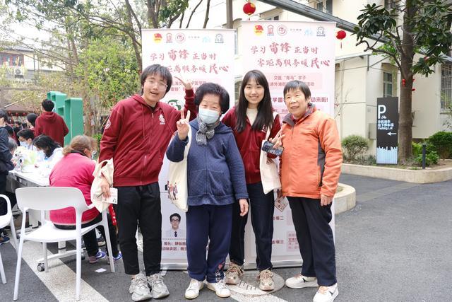 交大医学院服务队携手思南健康学堂在山北小区如意里开展学雷锋春日健康义诊活动