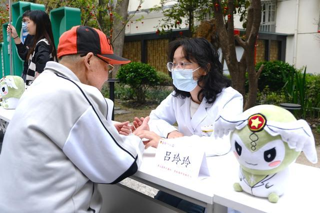 交大医学院服务队携手思南健康学堂在山北小区如意里开展学雷锋春日健康义诊活动