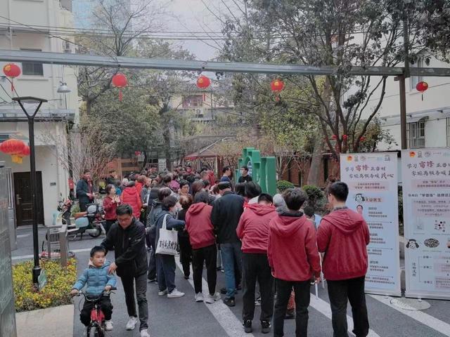 交大医学院服务队携手思南健康学堂在山北小区如意里开展学雷锋春日健康义诊活动