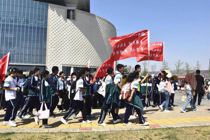 赴春之约 享春之趣 郑州市第六十四中学举行七年级春季远足活动