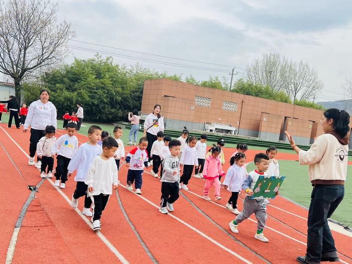 春日乐无限，运动正当时 西安市灞桥区常家湾幼儿园春季亲子运动会