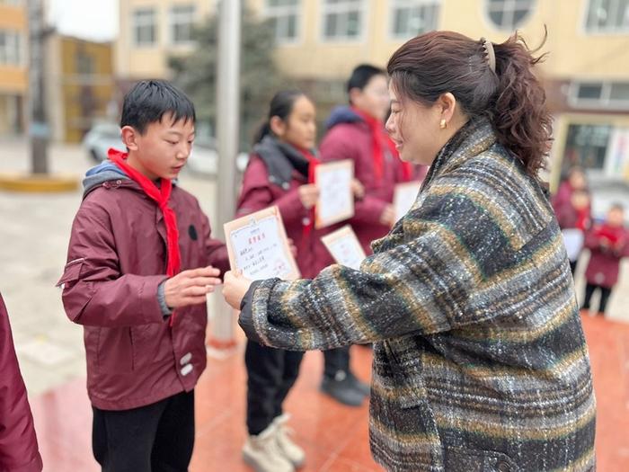 二七区永安街小学开展“学雷锋·文明实践我行动”主题活动