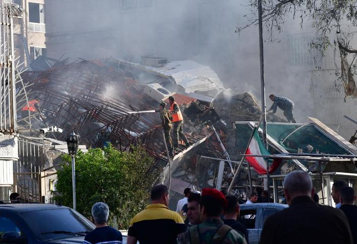 驻叙使馆遭以色列空袭，13人死亡，伊朗誓言报复！专家：巴以冲突外溢，若长期化恐让全球经济陷入增长乏力的陷阱