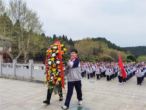 丹江口市思源实验学校：祭英烈 铸忠魂 学党史 守初心