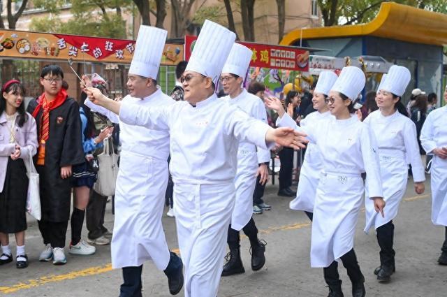 校长做大厨、家长走T台、学生展武艺……文来中学的狂欢节还是项目化学习的实践？来看！