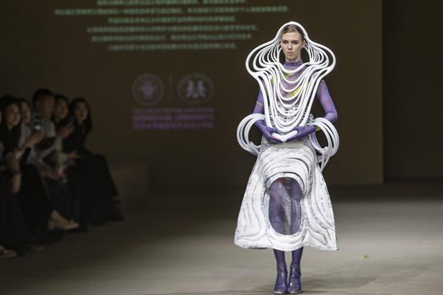 东华大学10名新锐设计师携60套原创概念服装打眼时装周舞台