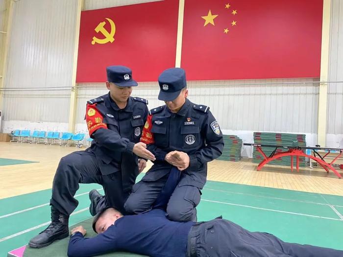 那个想抓住所有坏蛋的小“警察”当上了特警教官~早安