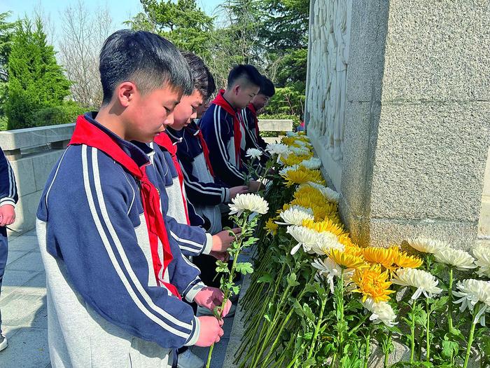 龙子湖实验学校师生清明祭英烈