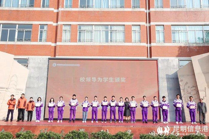 云师大附属世纪金源学校举行高三学子成人礼暨奔赴高考集结大会