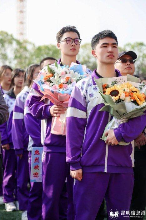 云师大附属世纪金源学校举行高三学子成人礼暨奔赴高考集结大会