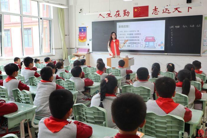 选调生搭桥 大小学握手 “小金童”志愿服务队走进历城区仁轩小学