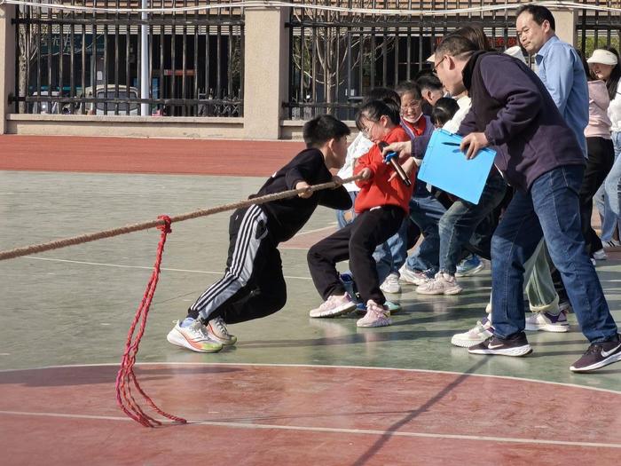 力“拔”山河 决“绳”之间 郑州高新区外国语小学五龙口校区体育节举办拔河比赛