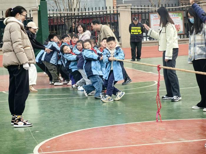 力“拔”山河 决“绳”之间 郑州高新区外国语小学五龙口校区体育节举办拔河比赛