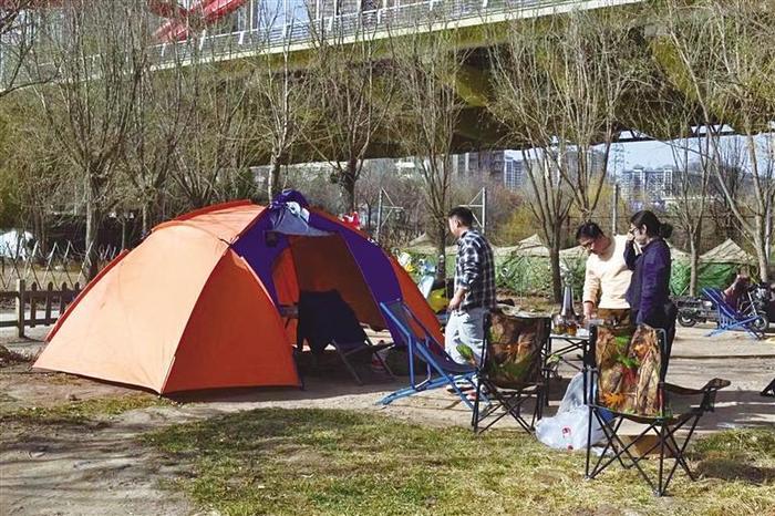 小帐篷撑起身边的"诗与远方"！天气回暖 兰州露营热持续升温