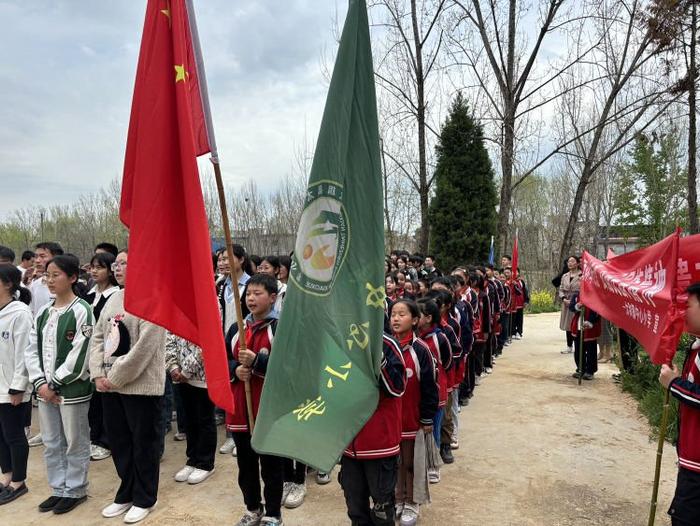 清明祭英烈  童心永向党——社旗县太和镇中心小学到太和烈士陵园扫墓