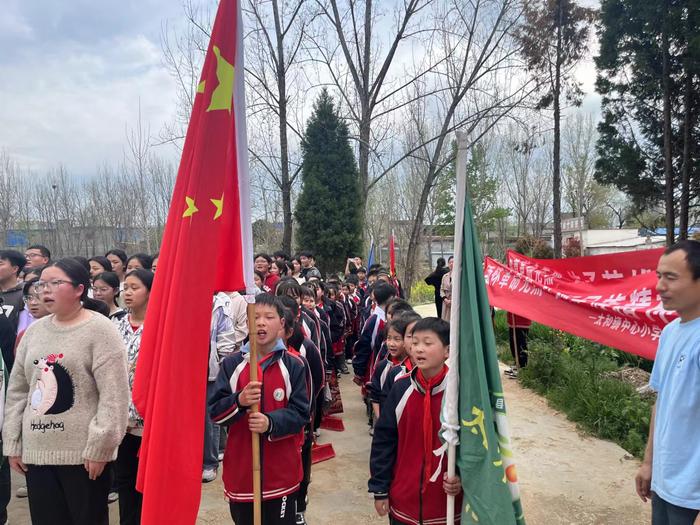 清明祭英烈  童心永向党——社旗县太和镇中心小学到太和烈士陵园扫墓