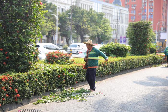 原创组图丨海南这些劳动者在烈日下坚守岗位 为城市护航