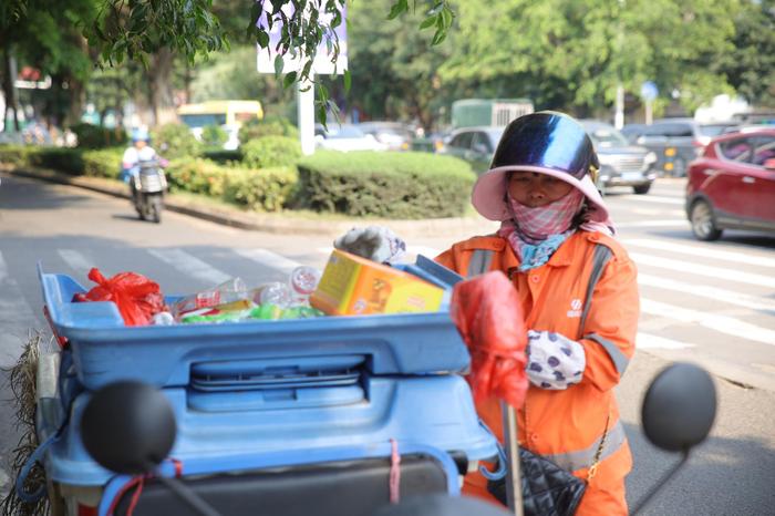 原创组图丨海南这些劳动者在烈日下坚守岗位 为城市护航