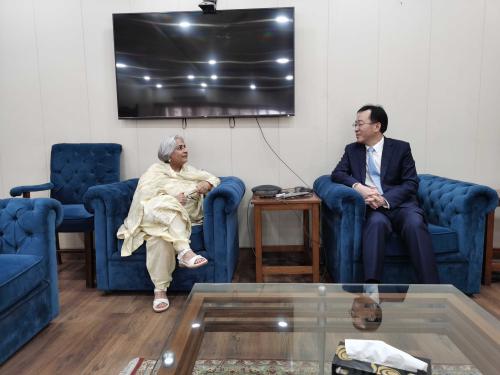 驻卡拉奇总领事杨云东拜会信德省新任卫生和人口福利部长阿兹拉