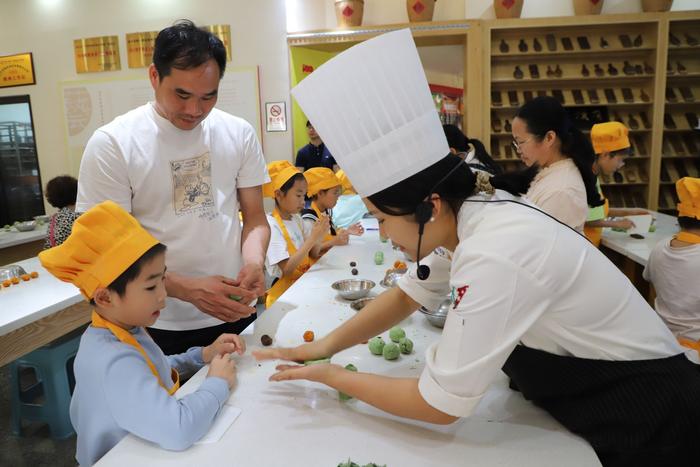 艾叶香韵研学行 民族小吃共亲情——南宁市第一职业技术学校开展“我们的节日”研学活动