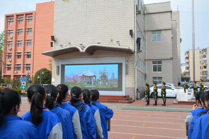 继承优良传统 弘扬民族文化 郑州市第四十二中学举行清明主题升旗仪式