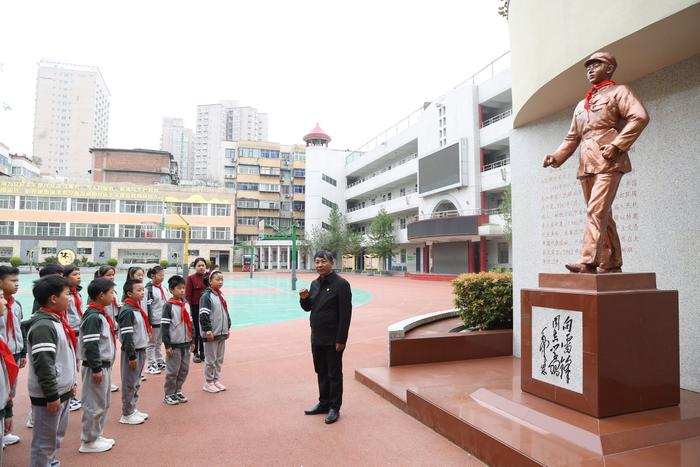 临清明 忆雷锋 祭英烈 铭初心 金水区黄河路第二小学开展“学雷锋，强国防”主题教育活动