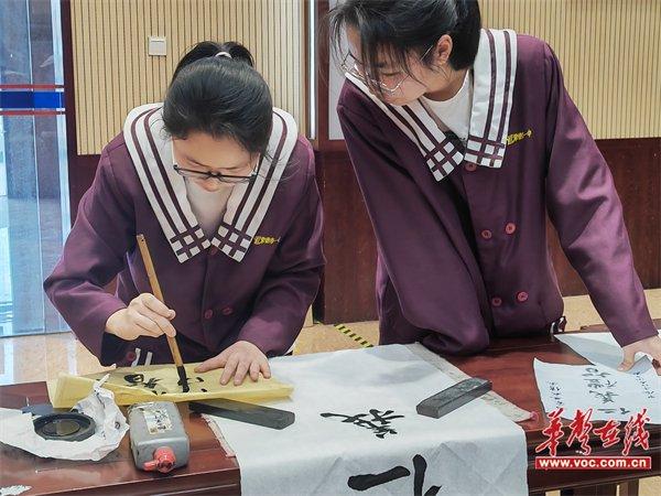 常德市第一中学举办“好家风·我传承”现场书法创作比赛