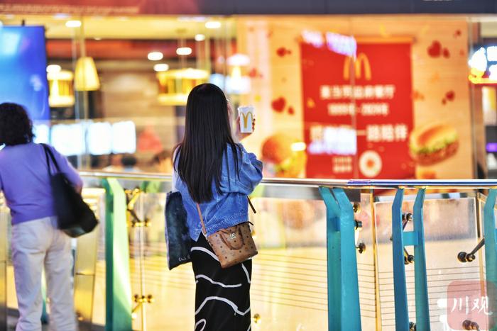 C视频｜四川首家麦当劳餐厅即将“谢幕”，闭店前迎来打卡人流