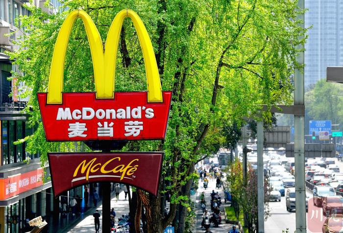 C视频｜四川首家麦当劳餐厅即将“谢幕”，闭店前迎来打卡人流