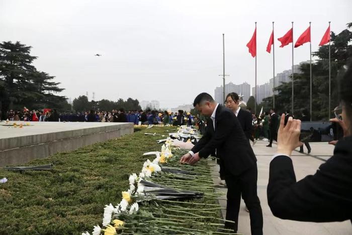 中产置业公司党委组织开展清明节革命先烈陵园祭扫活动