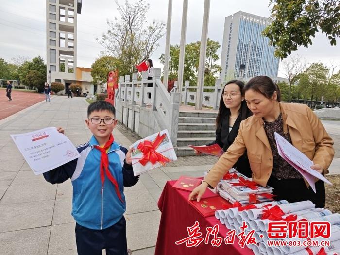 华容县长工实验学校：《长风》校报首刊发行仪式顺利举行