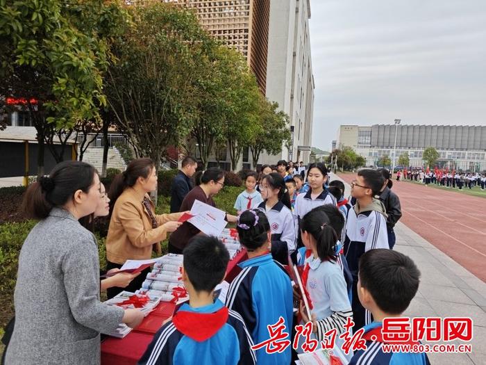 华容县长工实验学校：《长风》校报首刊发行仪式顺利举行