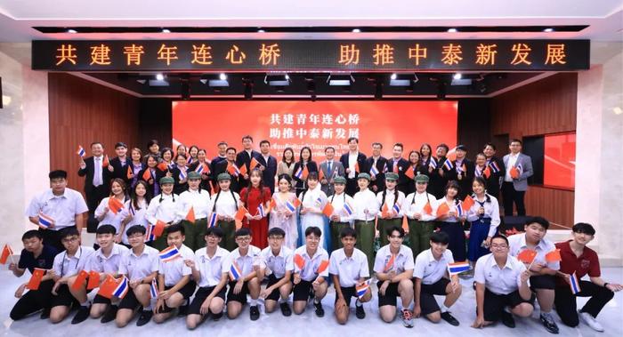 泰国教育工作者访问团和玫瑰园中学孔子课堂夏令营团走进中国中铁