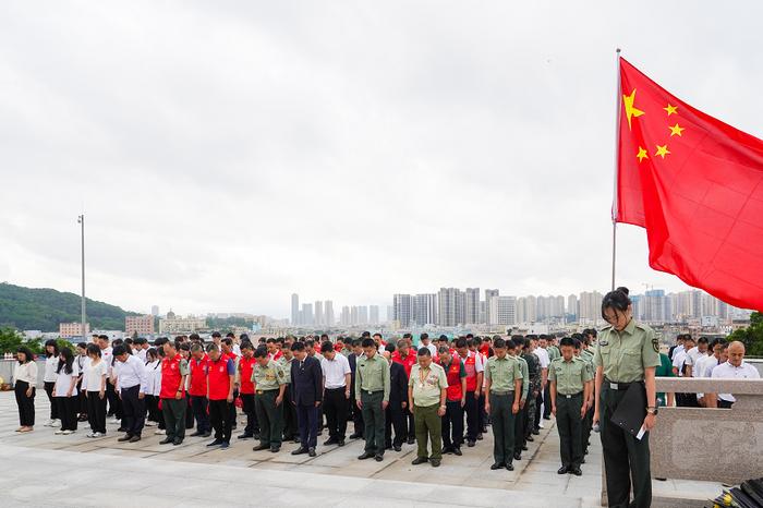 ​清明祭英烈 龙岗举行向人民革命烈士纪念碑敬献花篮仪式