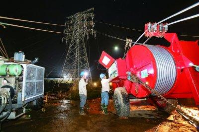 电力线路夜间跨越高铁施工