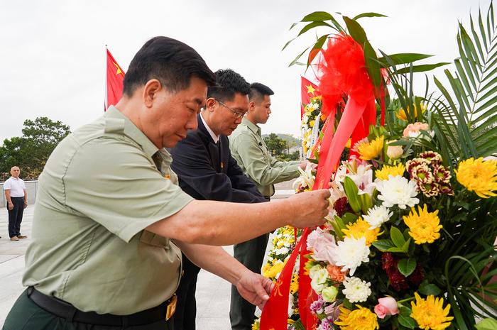 ​清明祭英烈 龙岗举行向人民革命烈士纪念碑敬献花篮仪式