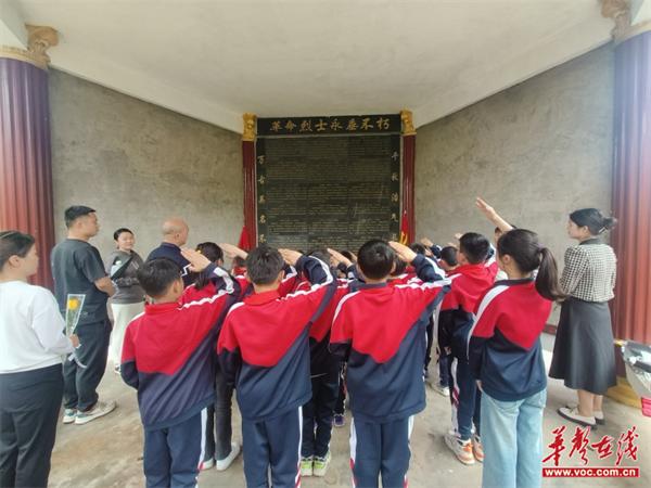 羊角塘镇文昌阁学校：清明祭英烈 丰碑励童心