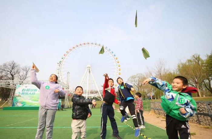 龙潭中湖公园举办纸飞机大赛，90余名不同年龄段选手参与